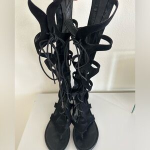 Leila Stone Black Sandals with Elegant Design